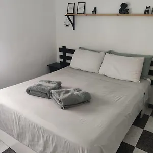 2 En Tercera Planta Sin Ascensor No Es Un Piso Entero! A Compartir Bano Y Cocina! Habitación en casa particular